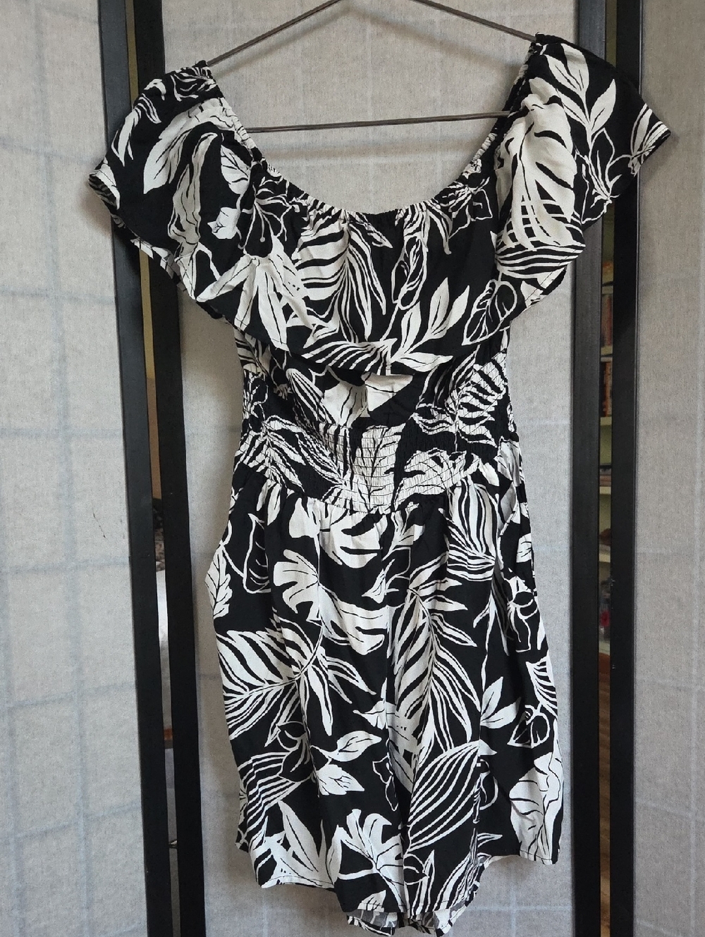 Amisu Black and White Leaf-Print Dress